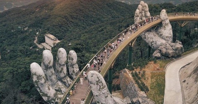 Baru di Vietnam, Golden Bridge yang Ditopang Telapak Tangan Raksasa Keren Banget !